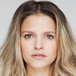 Sarah-Jeanne Labrosse 飾演 Tatiana