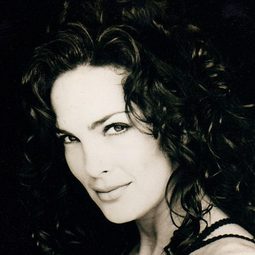 Julie Strain - 鏡中佳人演員 飾演Gina Kaye