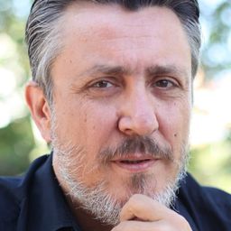 Cüneyt Uzunlar 飾演 TV Host