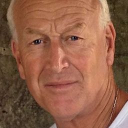 Barry Langrishe 飾演 Bob Castaldi