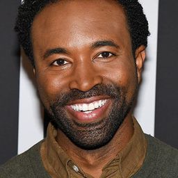 Casey Ford Alexander 飾演 Dr. Ortiz