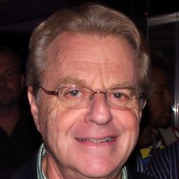 Jerry Springer 飾演 Photographer