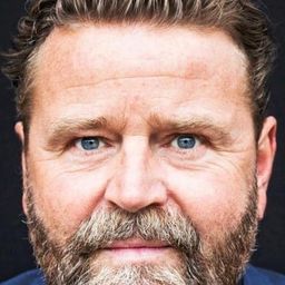 Peter Gantzler 飾演 Cecilies far