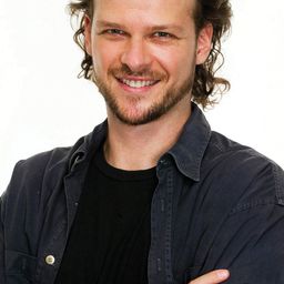 Carlos Thiré 飾演 Nicholas (Treinador)