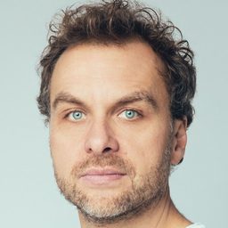 Patrice Dubois 飾演 Christian