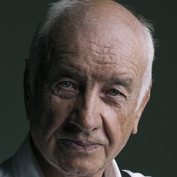 Armin Mueller-Stahl 飾演 Hannon Fuller