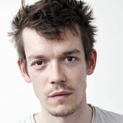 Pierre Cevaer 飾演 Isidore