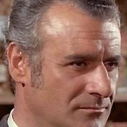 Adriano Micantoni 飾演 Don Alfredo Alvarez