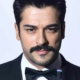Burak Özçivit 飾演 Suat