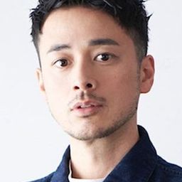 夕輝 壽太 飾演 Teacher Tsuzuki