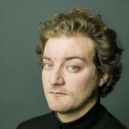 Pol López 飾演 Quevedo