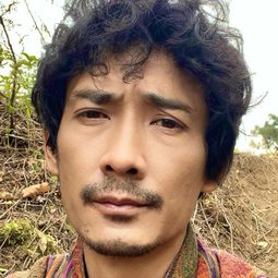 Jimmie Wangyal 飾演 Tandin