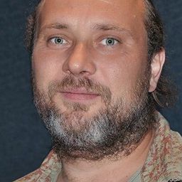 Zoltán Schneider 飾演 Jenő