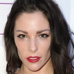 Megan Davis 飾演 Amber Heard
