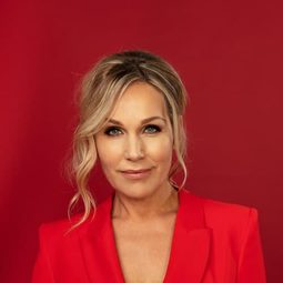 Tanja Jess - 因為友你演員 飾演Simone