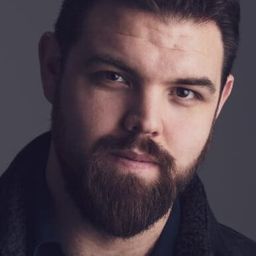 Joshua Bainbridge 飾演 Noah