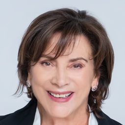 Yiota Festa 飾演 Roza's Mother (voice)