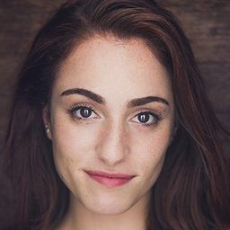 Simone Policano 飾演 Grace