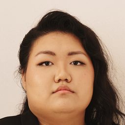 Emi Kim 飾演 Eujin