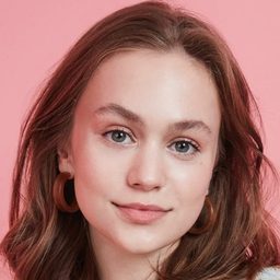 Ella Ballentine 飾演 Bird