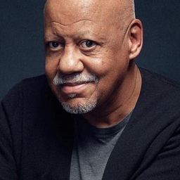 José Ramón Rosario 飾演 Professor