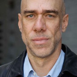 大衛·菲格里歐力 飾演 Becker