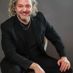 Mauricio A Jortack 飾演 Roberto Vallejos