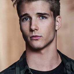 Christian Martyn 飾演 Mikey