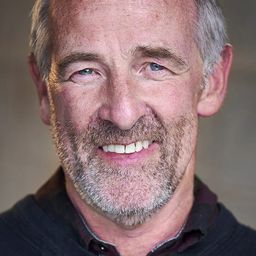 Dave Kenneth MacKinnon 飾演 Max