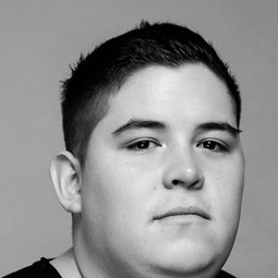 帕可·魯維達 - 神聖足球隊演員 飾演Juan Bautista