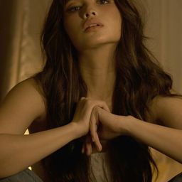 Rhen Escaño 飾演 Ana Villanueva