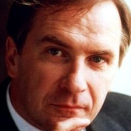 Erick Desmarestz 飾演 Doctor Dervaux