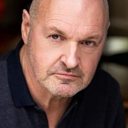 Paul Barrett 飾演 Joe