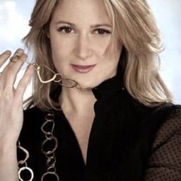 Lisa Galantini 飾演 segretaria Carla