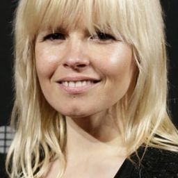 Lluvia Rojo 飾演 Chus