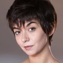 貝亞特里斯·梅迪納 - 邪惡英雄演員 飾演Sarita