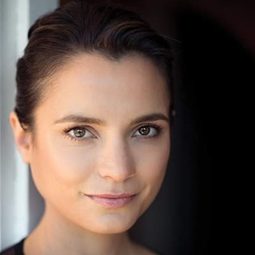 Jessica Tovey 飾演 Mary