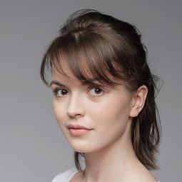瑪雅·索帕 飾演 Sara
