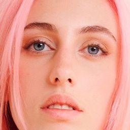 Lía Lois 飾演 Laura