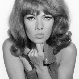 Janine Reynaud 飾演 Sheena