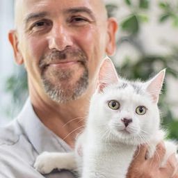 Dr. Bruce Kornriech 飾演 Self - Cat Physiologist