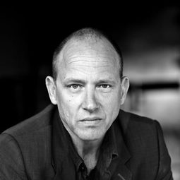 Samuel Fröler 飾演 Åhlström