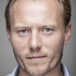 Hervé Sogne 飾演 Le directeur