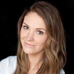 Brittany Drisdelle 飾演 Adrienne