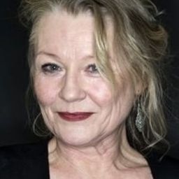 Anna Bjelkerud 飾演 Grandmother