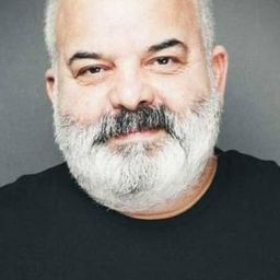 Deniz Oral 飾演 Çaycı Mahmut