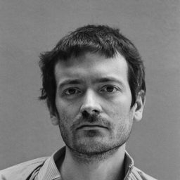 Julián Génisson 飾演 