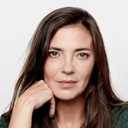 努莉亞·普林斯 飾演 Amalia