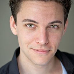 Matt Gras 飾演 Philipp