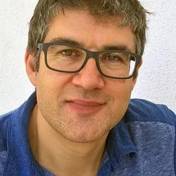 Simon Reynolds 飾演 Moe